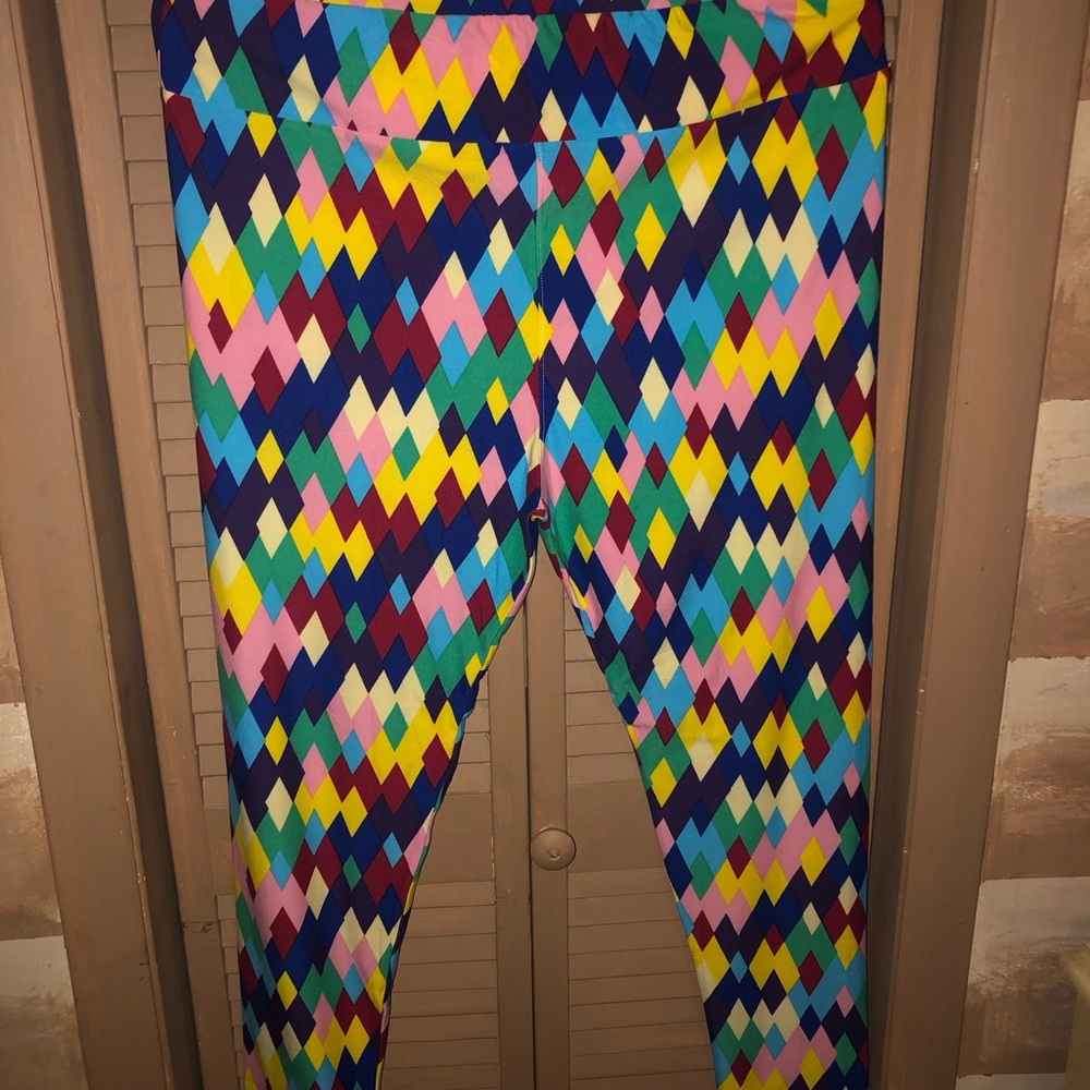 LuLaRoe Vibrant Red and Pink Leggings with Geometric Design